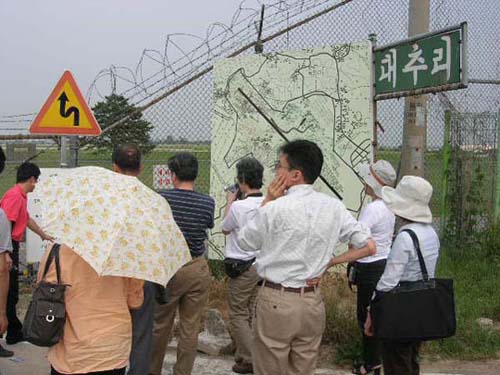 일본의 평화운동가들이 평택 대추리를 찾아 미군기지 철조망 바로 앞에 세워져 있는 '심리 지도' 앞에서 설명을 듣고 있다. 